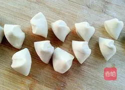 Illustration of how to make pickled cabbage dumplings 10