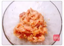 Illustration of how to make fried noodles with cabbage and shredded pork 3