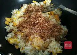 Illustration of how to make fried rice with floss and eggs 6