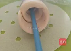 Illustration of how to make conch-shaped steamed buns with meat buns 12