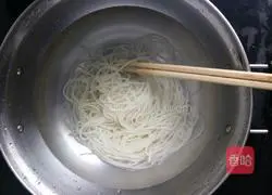 Illustration of how to make noodles and eggs 4