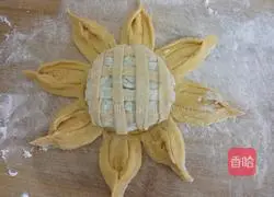 Illustration of how to make sunflower buns 22