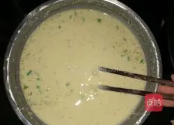 Illustration of how to make egg and green onion cake 1