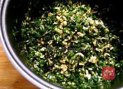 Illustration of how to make dumplings stuffed with three delicacies from Northeast China 3