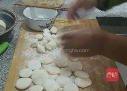 Illustration of how to make pork, cabbage and fungus dumplings 6