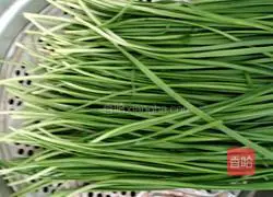 Illustration of how to make chives and vermicelli buns 4