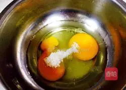 Illustration of how to make egg cake skin 2