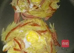 Illustration of how to make potato, ham, and egg pancakes 6