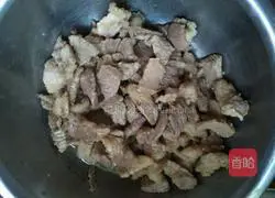 Illustration of how to make shrimp, pork and vegetable fried rice 9