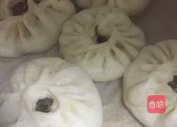 Illustration of how to make plum and vegetable steamed buns 14