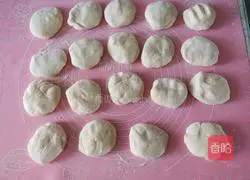 Illustration of how to make pork, green onion and carrot buns 12