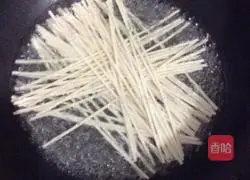 Illustration of how to make fried noodles with mung bean sprouts 1