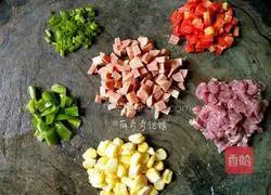 Illustration of how to make colorful ham fried rice 2