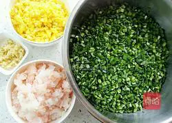 Illustration of how to make vegetarian Sanxian dumplings 6