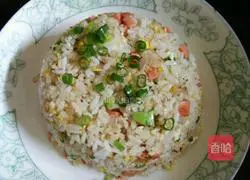 Illustration of how to make onion, ham, sausage and egg fried rice 10