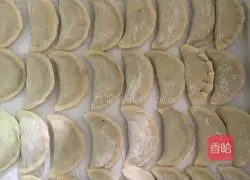 Illustration of how to make cabbage and pork dumplings 6