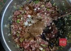 Illustration of how to make pickled cabbage and pork dumplings 3