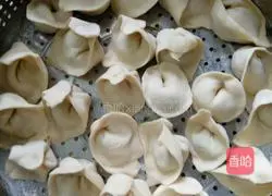Illustration of how to make large wontons stuffed with mushrooms and meat 8