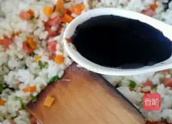 Illustration of how to make lazy soy sauce fried rice 7