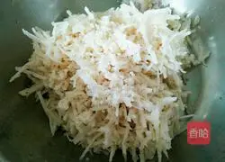 Illustration of how to make lotus root meat dumpling stuffing 11