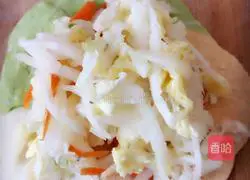 Illustration of how to make three-color shredded radish buns 9