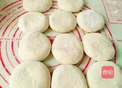 Illustration of how to make steamed buns with soy sauce 8