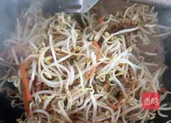 Illustration of how to make braised bean sprouts and shredded pork cakes 4