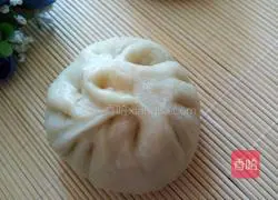 Illustration of how to make pork, green onion and carrot buns 18