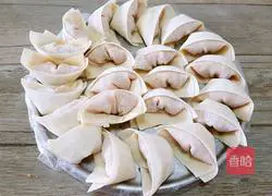 Illustration of how to make large wontons 7