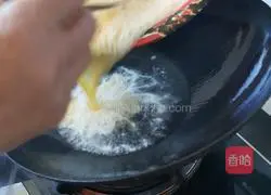 Illustration of how to make dumplings stuffed with pork and fresh meat 1