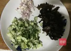 Illustration of how to make egg, fungus and cucumber fried rice 2