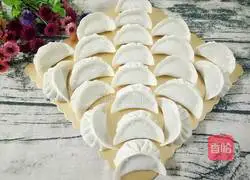 Illustration of how to make leek and meat dumplings 1