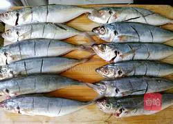 Illustration of how to grill fish in an electric pan 1