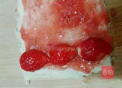 Illustration of how to make strawberry sandwich rolls 8