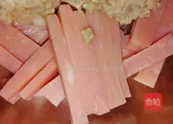 Illustration of how to make fried noodles with diced luncheon meat 3