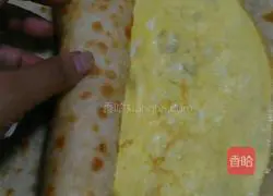 Illustration of how to roll eggs with pancakes 13