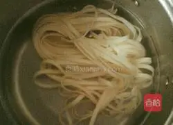 Illustration of how to make spicy bean sprout noodles 2