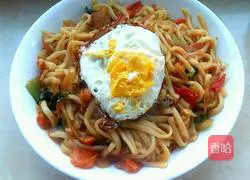 Illustration of how to make stir-fried noodles with vegetables and ham 8