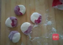 Illustration of how to make two-color sauce meat buns 9