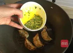 Illustration of how to make fried leek and water chestnut dumplings 6