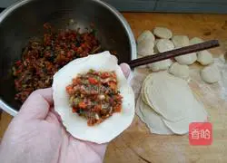 Illustration of how to make mutton and carrot dumplings 6