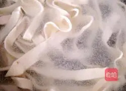 Illustration of how to make mushroom noodles 8