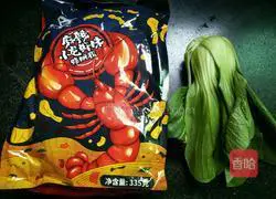 Illustration of how to make spicy crayfish flavored snail noodles 1