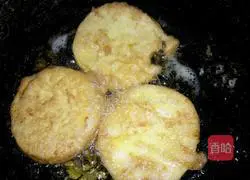 Illustration of how to make egg steamed bun slices 5