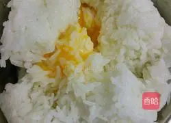 Illustration of how to make hot onion and egg fried rice 3