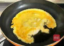 Illustration of how to make ham, sausage and egg fried rice 3