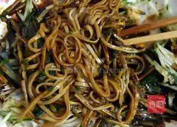 Illustration of how to make noodles with scallion oil 4