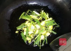 Illustration of how to make noodles with scallion oil 2