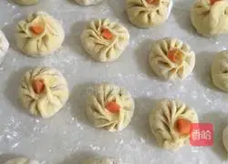 Illustration of how to make pumpkin skin buns stuffed with radish stems and leaves 10