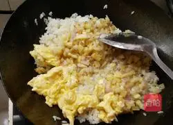 Illustration of how to make miscellaneous fried rice 9